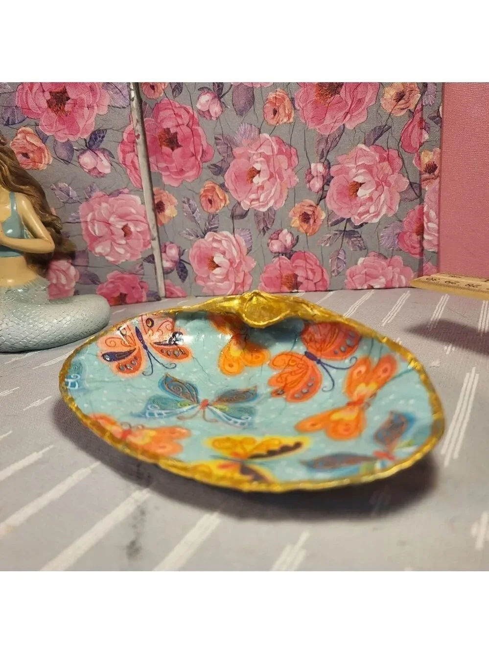 DECOUPAGE CLAM SHELL DECOUPAGE BUTTFLIES ON A CLAM SHELL TRINKET DISH